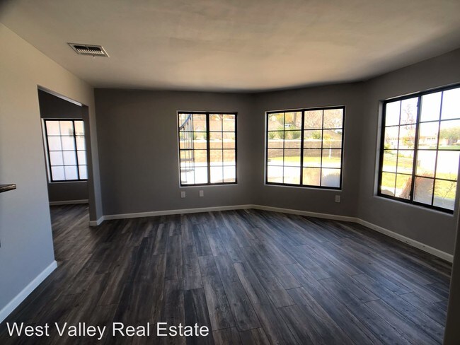Building Photo - 4 br, 2.5 bath House - 805 Vista Via Drive
