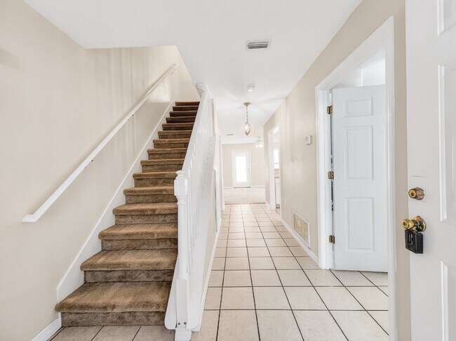 Foto del edificio - "Charming 2-Bed Townhouse Retreat on Scenic Oak Ln!"