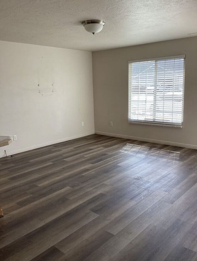 Building Photo - $500 Signing Credit / Private Back Yard & Garage