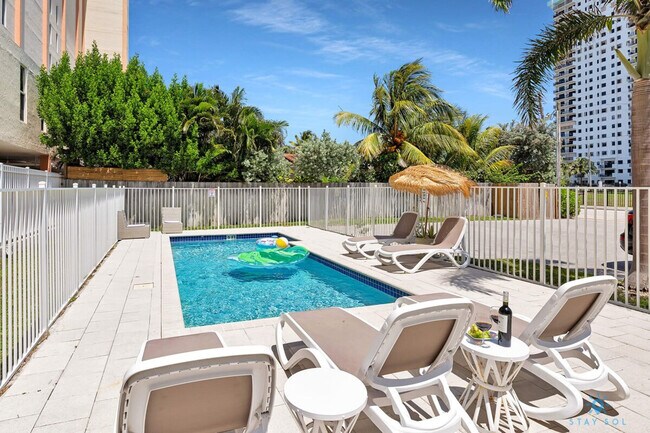 Building Photo - 809 S Ocean Dr
