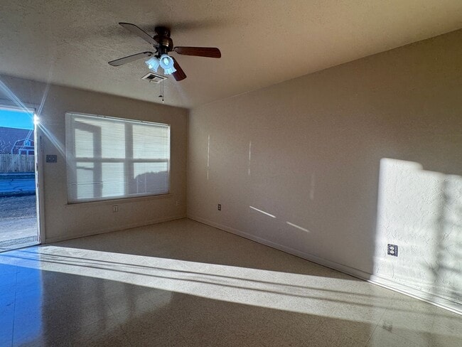 Building Photo - 3011 NE Cimarron Trail