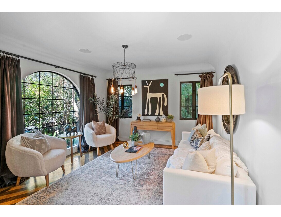 Primary Photo - 722 Superba Ave
