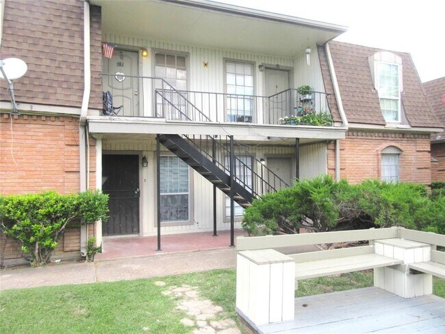 Building Photo - 1220 Shadowdale Dr