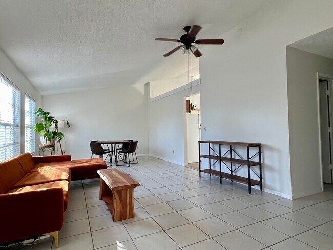 Foto del edificio - 7787 Ridgewood Dr