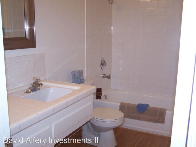 Foto del edificio - 8276-8288 Orchard Ave