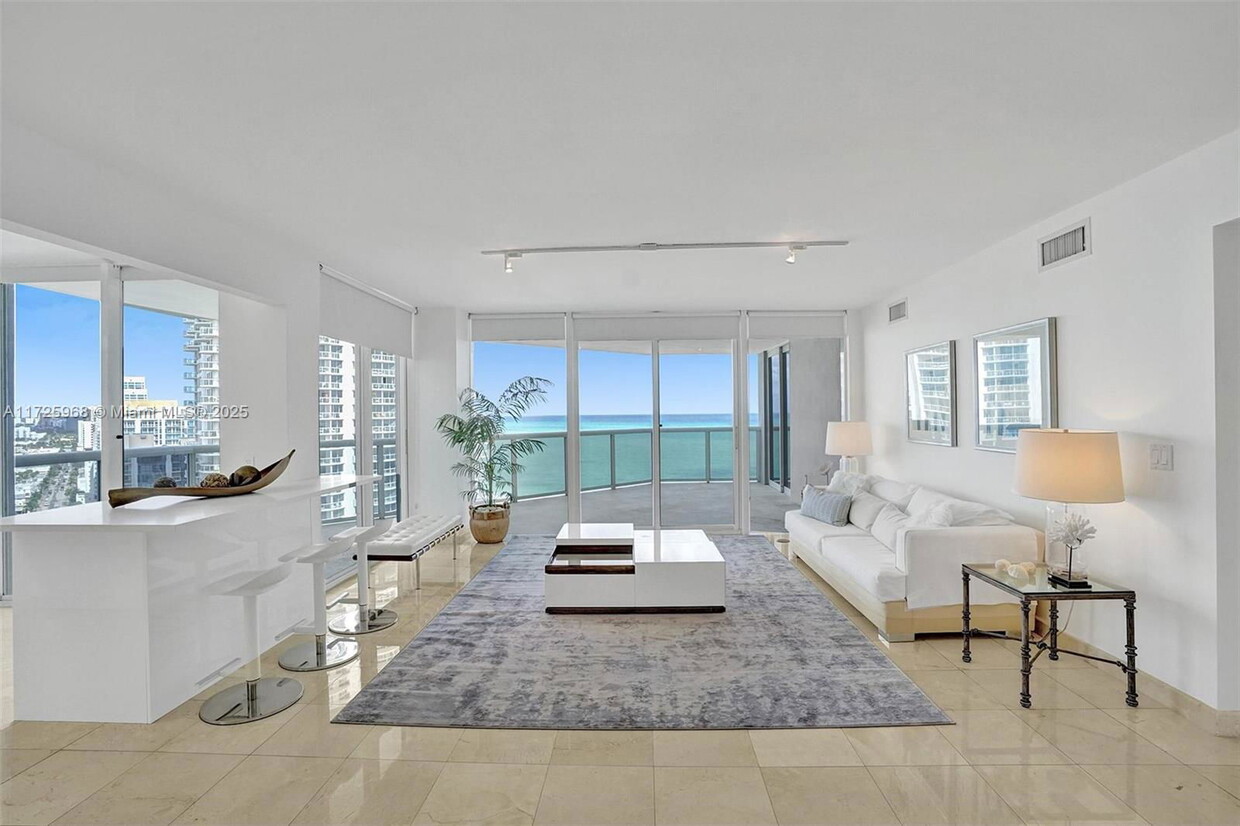 Foto principal - 6301 Collins Ave