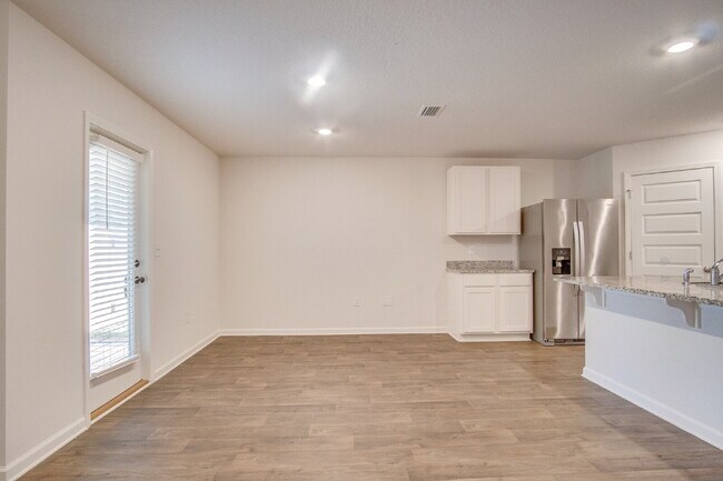 Foto del edificio - 4-Bedroom Rental in Lakeshore Preserve – Open Floor Plan, Screened Patio, and 2-Car Garage