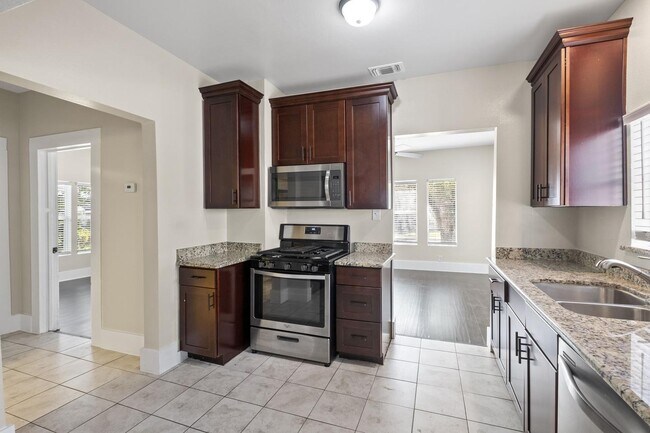 Foto del edificio - Charming Beacon Hill home with large private backyard