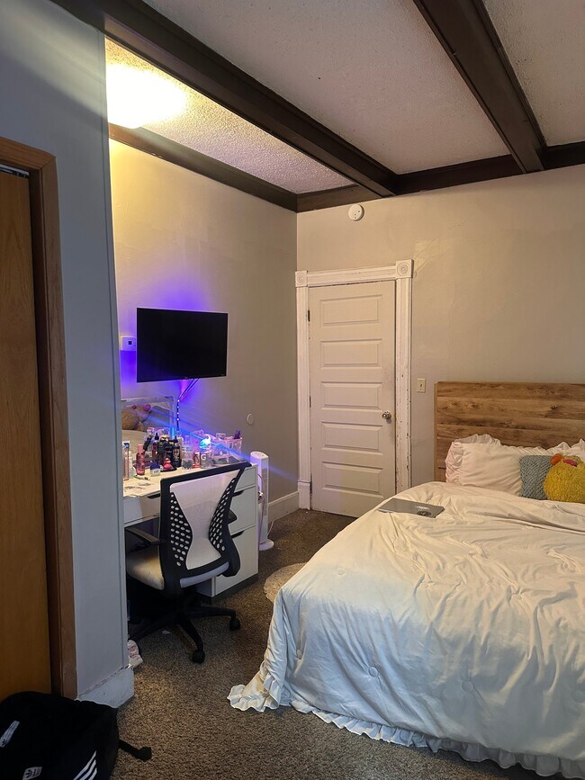 Foto del edificio - 460 E 6th St