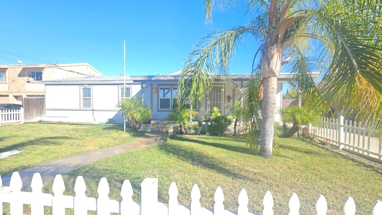 Foto principal - Gorgeous Single Story Home