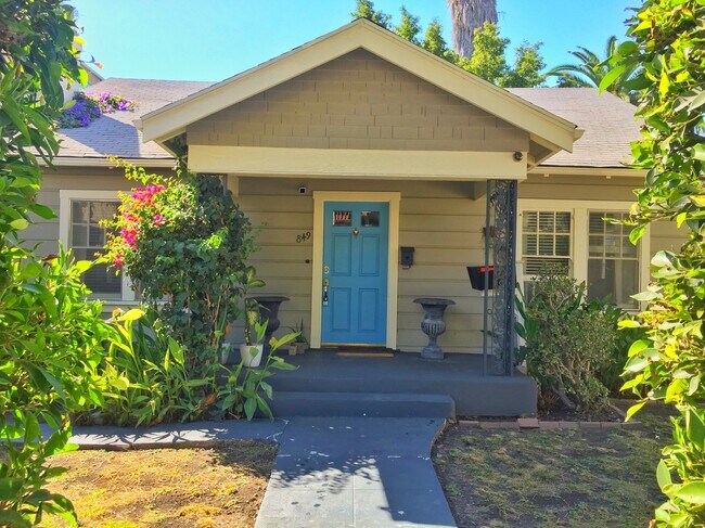 Entrada - 849 N West Knoll Dr