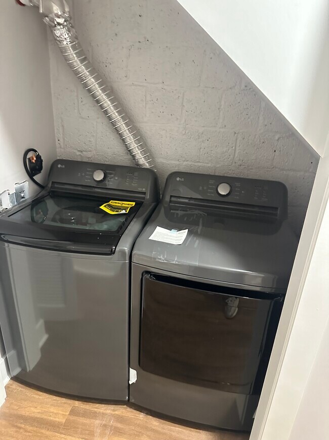 Building Photo - 723 Oneida Pl NW