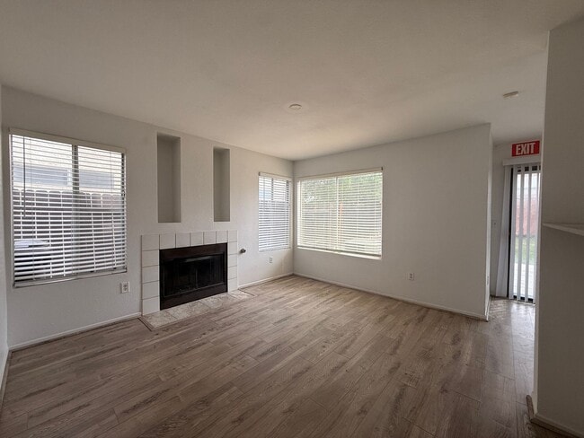 Building Photo - Lancaster 3 Bedroom + 3 Bathroom