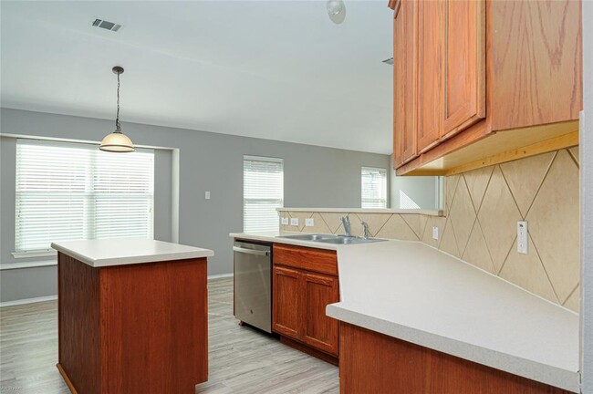 Building Photo - 249 Ashwood N