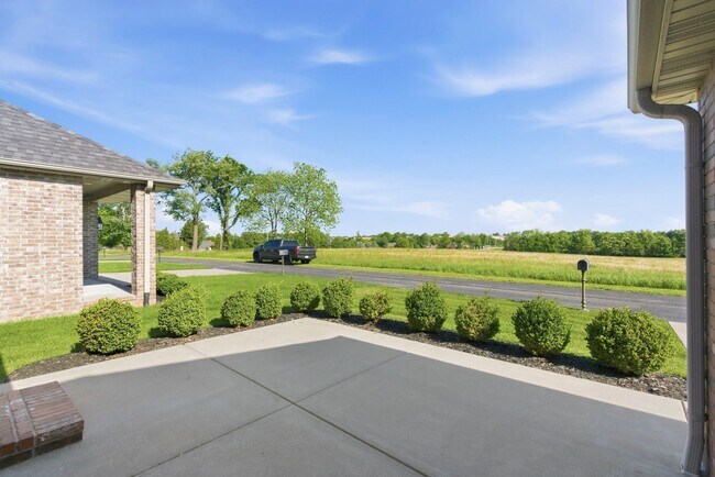 Building Photo - 4 Bedroom home 2 bath Available NOW!