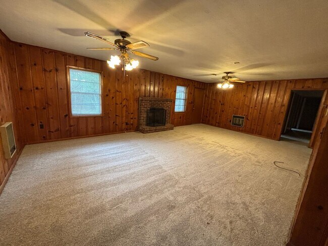 Foto del edificio - Wonderful Home With Lots Of Charm. Located in Seale Alabama!