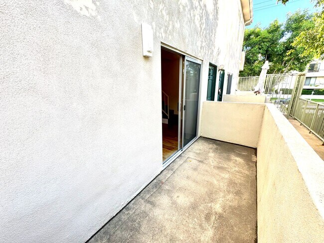 Foto del edificio - 12251 Moorpark St