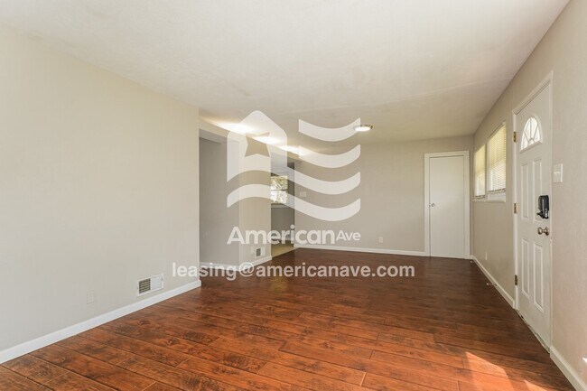 Foto del edificio - 221 Mcalpine Drive, 63137; #1193130 - 1193130