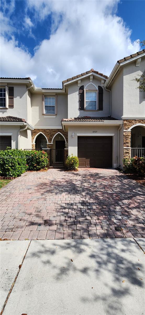 Foto del edificio - 8909 SW 225th Terrace