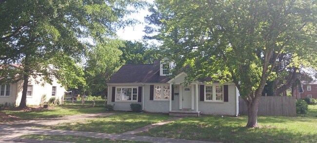 Building Photo - 3 bedroom 1 bathroom- Monument Drive
