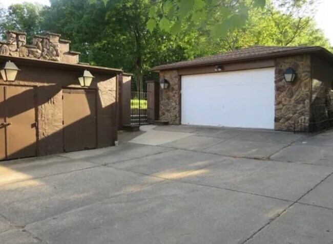 Lado de la casa con unidades de almacenamiento. - 8272 Wyatt Rd