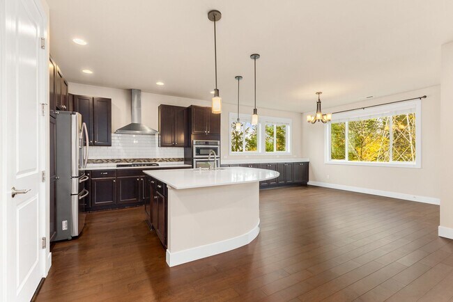 Building Photo - Gorgeous Tons of Upgrades 3 Bedroom Loft &...