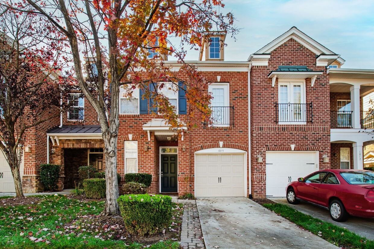 Foto principal - Charming 2-Bedroom Townhome in Desirable R...