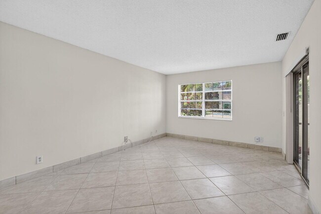 Foto del edificio - 6695 Via Regina