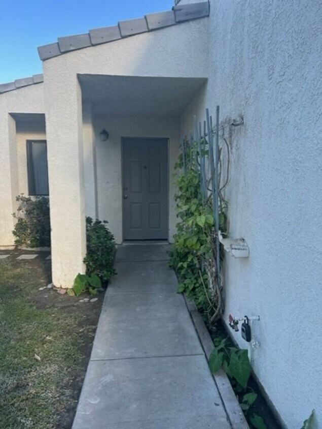 Foto del edificio - COMING SOON!! 3 Bedroom 2 Bathroom Duplex in Cathedral City!