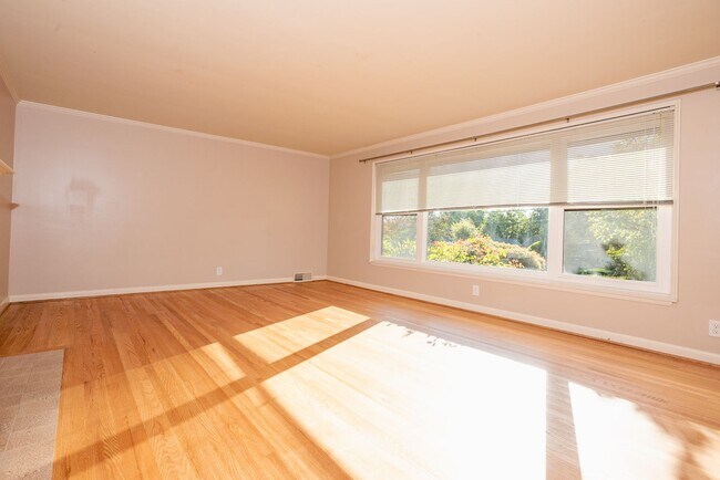 Foto del edificio - Beautiful Magnolia Brick close to village ...