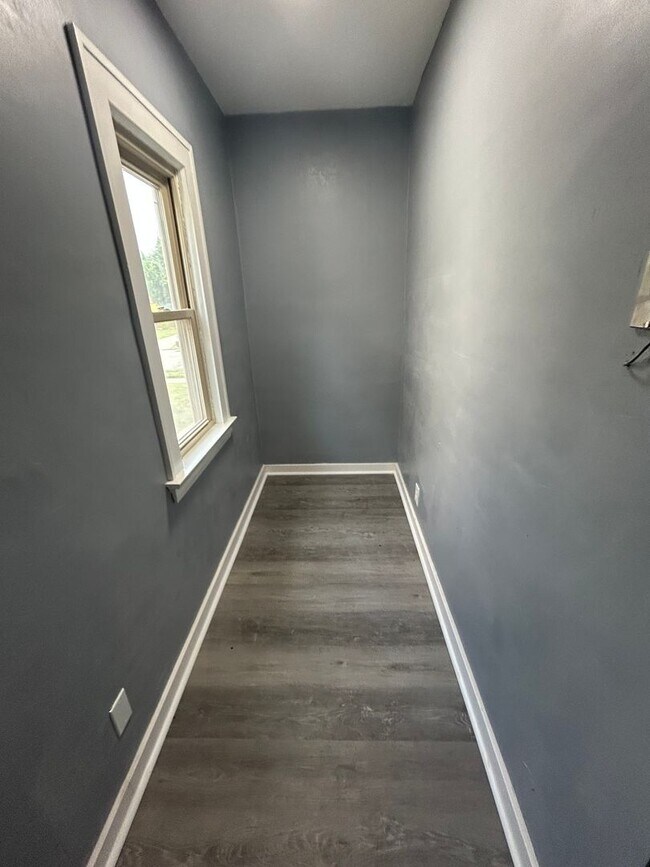 Building Photo - SECTION 8 READY!!