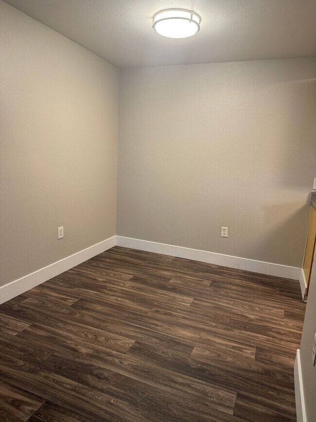 Foto del edificio - A New Wave of Living Here At Powell Court Apartments!