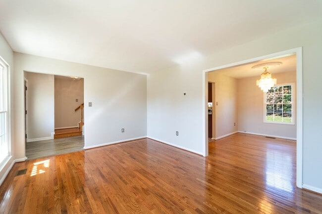 Foto del edificio - Beautiful 2 Story 3 BD 3.5 BA home in Burtonsville, MD