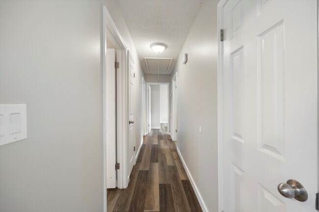 Building Photo - 1383 Meadowood Dr