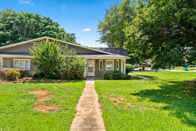 Foto del edificio - 2804 Briar Hill Ln SE