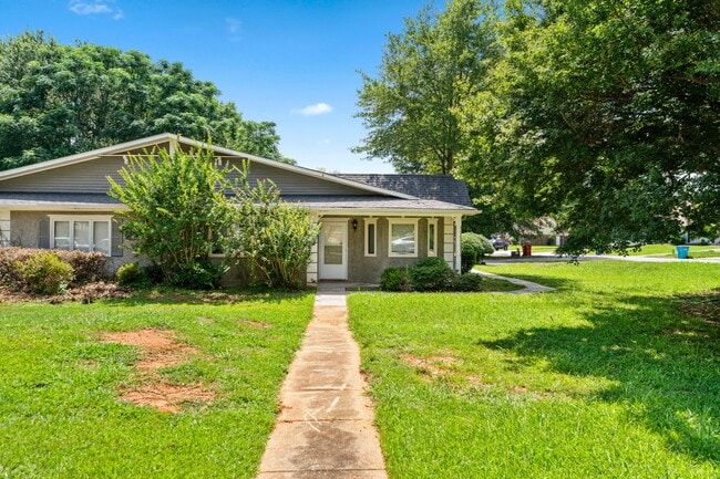 Photo - 2804 Briar Hill Ln SE House