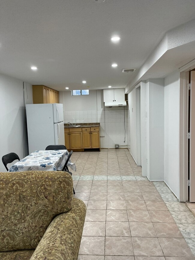 Building Photo - 415 Wendron Cres
