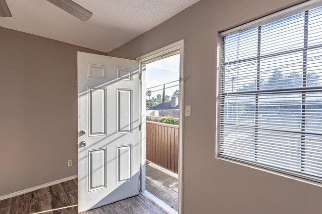 Building Photo - 104 Belaire Dr