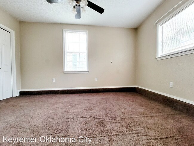 Building Photo - 3 br, 1 bath House - 3028 SE 19th St