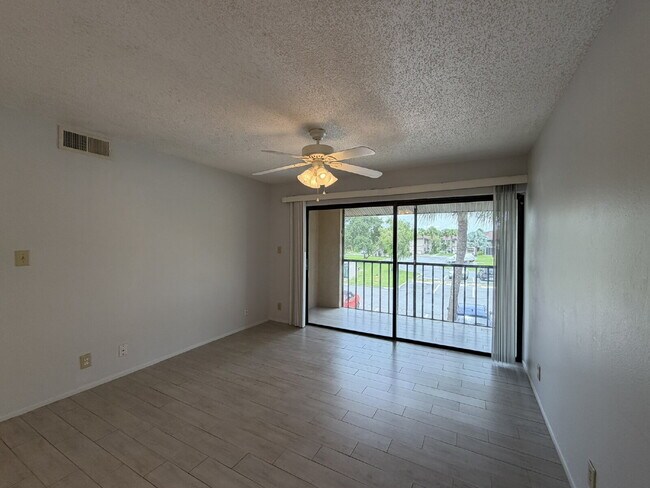 Foto del edificio - "2-Bed, 2-Bath Condo in Oaks IV - Your Cozy 899 Sq. Ft. Haven Awaits!"