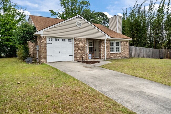 Foto del edificio - Whitemarsh Island Gem - Charming 3-Bedroom Home on a Corner Lot in Battery Point