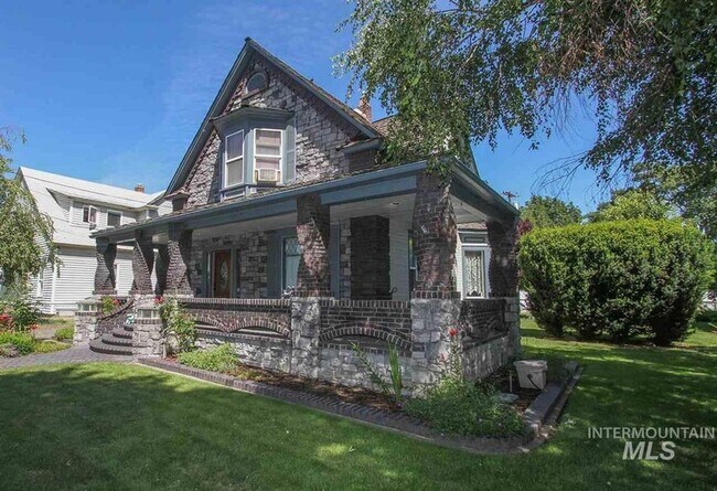 Foto del edificio - Victorian Charmer – 3 Bed, 1.75 Bath – Utilities Included!