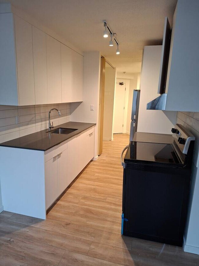 Photo du bâtiment - 1320 King Albert Ave