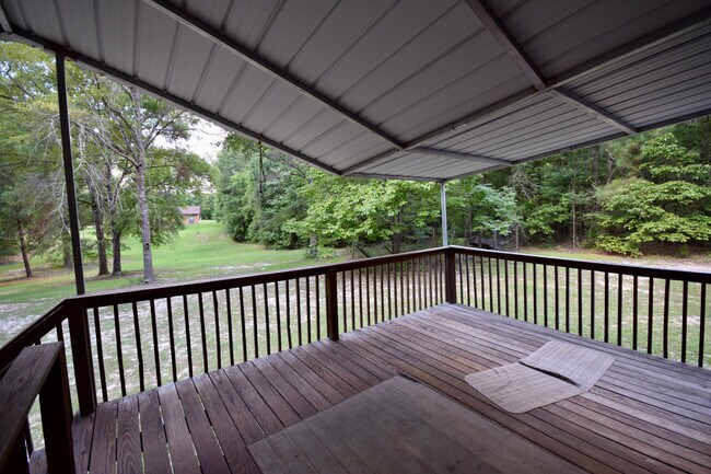 Building Photo - Spacious Home in the Country