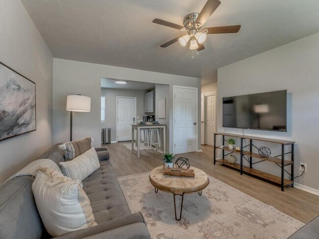 Building Photo - 1009 E Main St