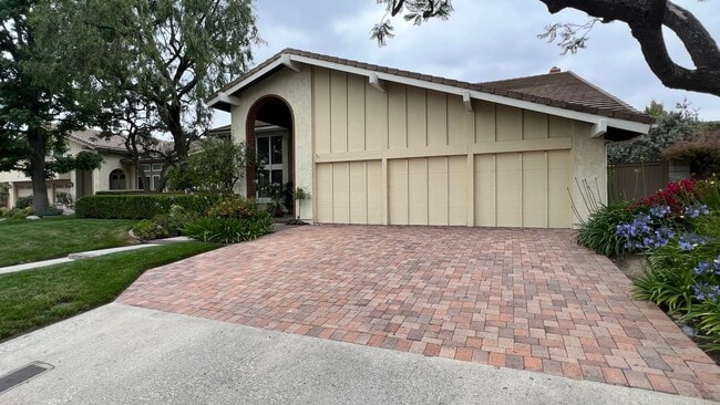 Building Photo - Wonderful 4 Bedroom 3 Bathroom Villa Park ...