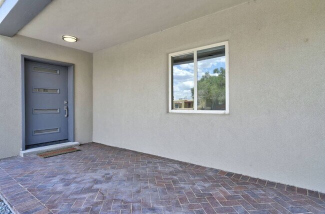 Building Photo - 1504 Los Arboles Ave NW