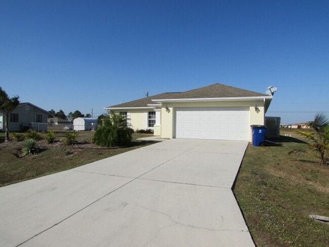 Building Photo - Beautiful Home in Lehigh Acres