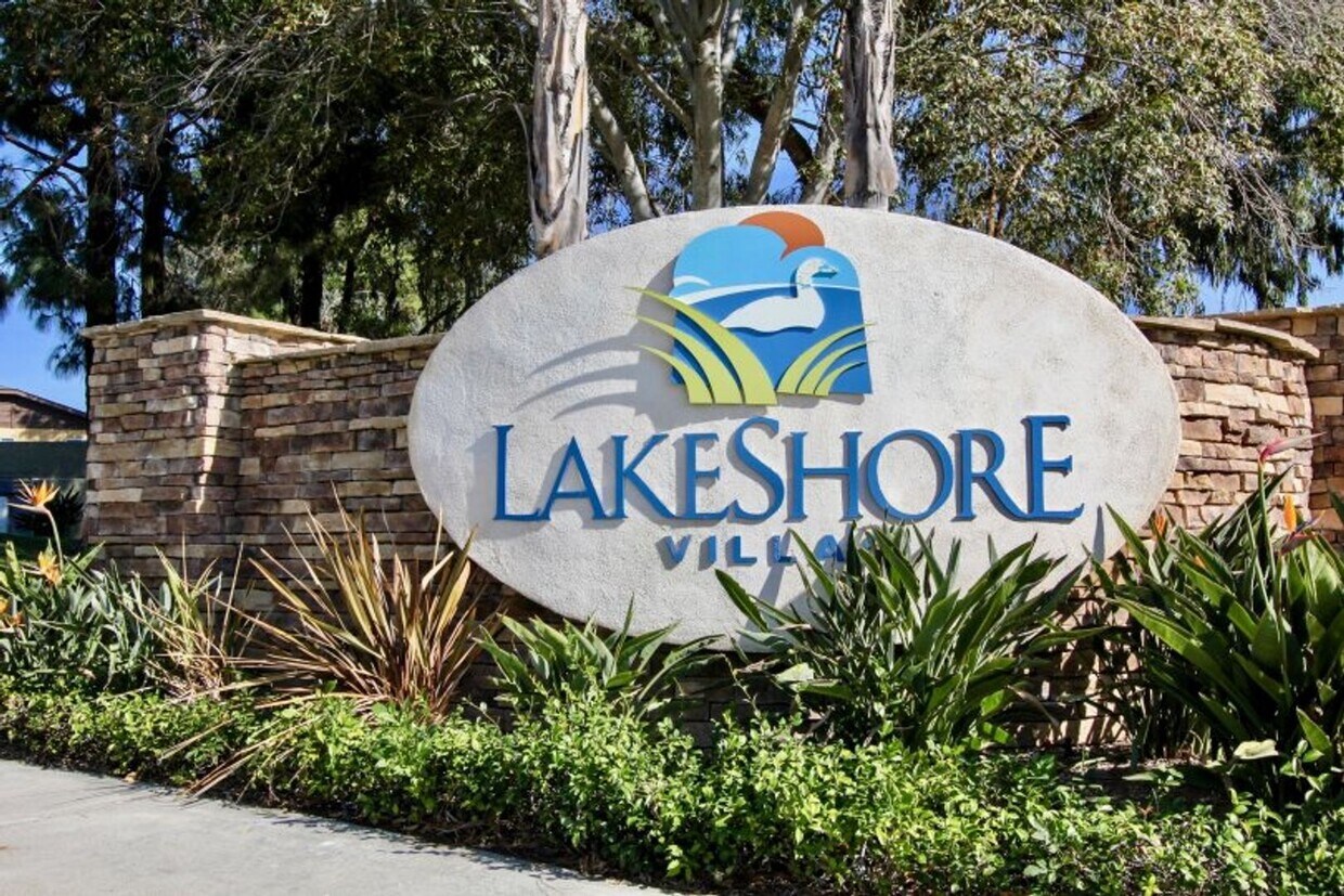Foto principal - Lakeside living in Oceanside