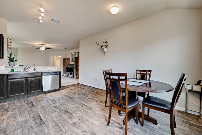 Foto del edificio - 12108 Riprap Dr